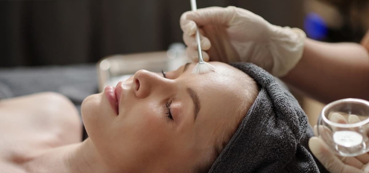 Clinical consultation for acne-prone skin and acne mark exfoliation in Dubai