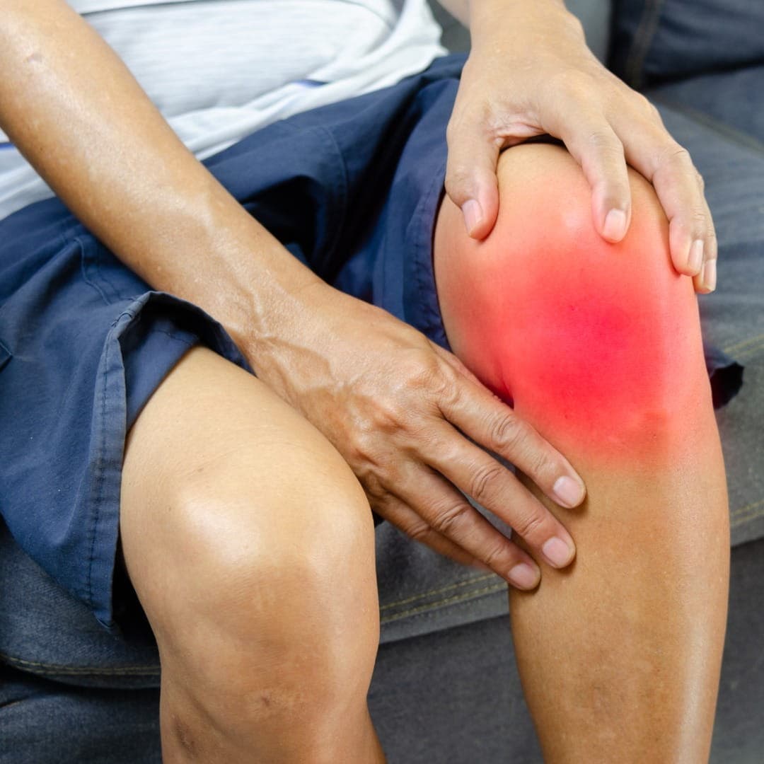 Physiotherapist assessing knee joint pain in Dubai clinic