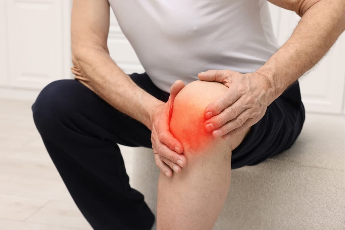 Knee pain treatment and physiotherapy session at RamaCare Polyclinic Dubai