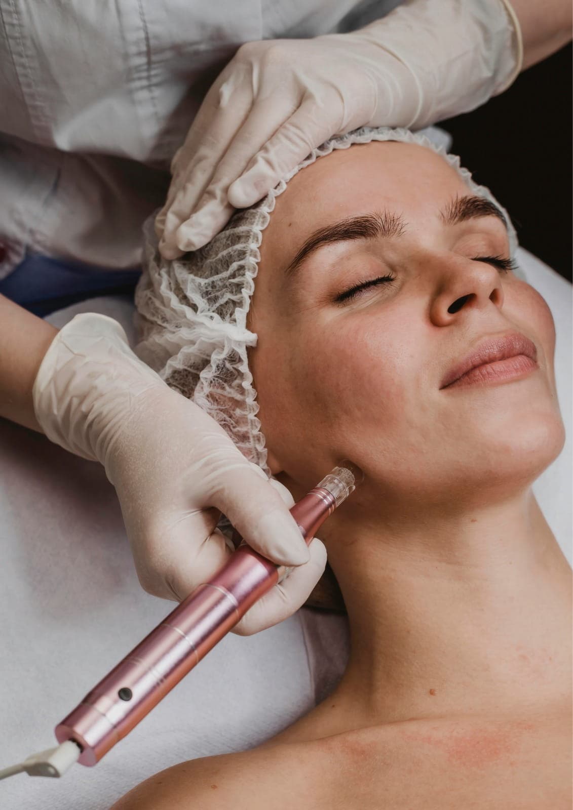 Signature Hydra Facial in Dubai performed by specialists to deeply cleanse, hydrate, and rejuvenate the skin.