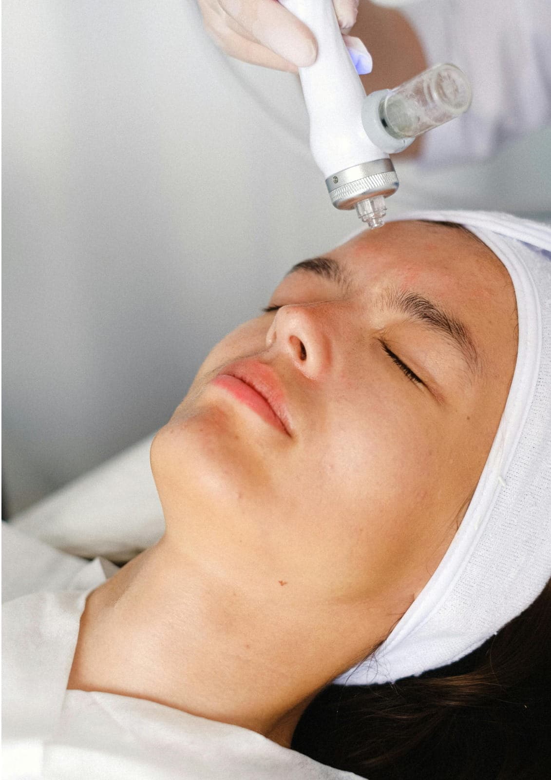 Laser rejuvenation in Dubai performed by specialists to restore skin radiance, reduce fine lines, and improve overall skin texture.
